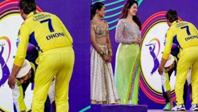 Arijit bowed with his hands at Dhoni's feet, unprepared 'Captain Cool' on stage
