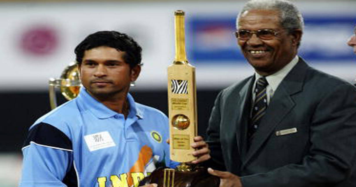 Sachin Tendulkar With Golden Bat, , World Cup: ১৯৭৫ থেকে ২০১৯ পর্যন্ত এই প্লেয়াররা এক বিশ্বকাপে করেছেন সর্বাধিক রান, তালিকায় একজন ৩ বার !!