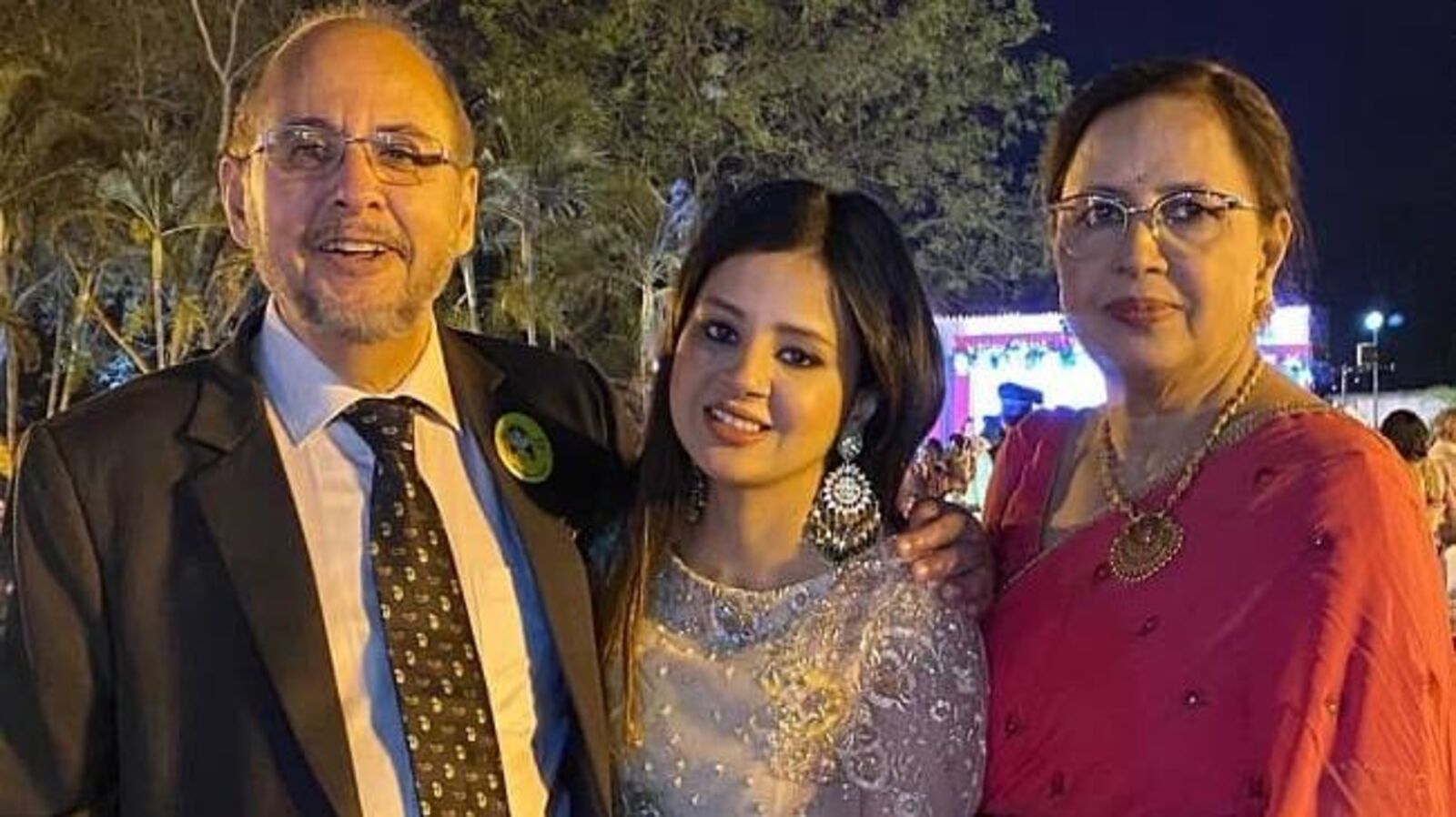 Ms Dhoni's Wife Shakshi With Her Parents